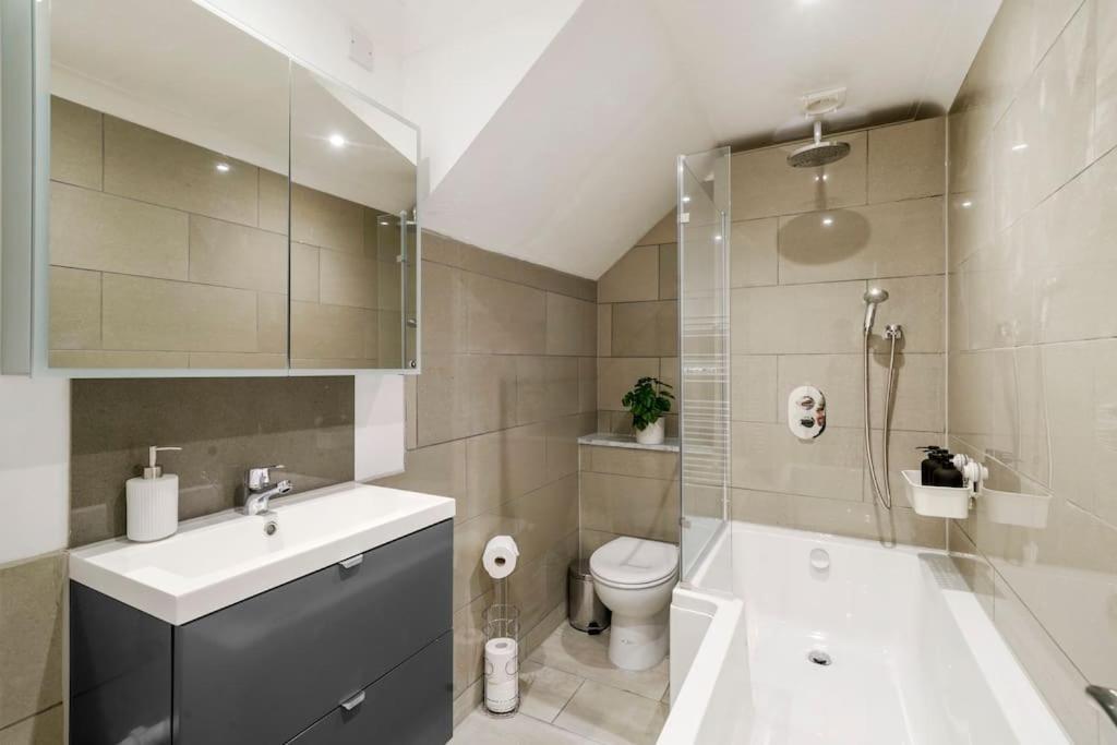 Апартаменты Modern 2 Bedroom In The Heart Of *