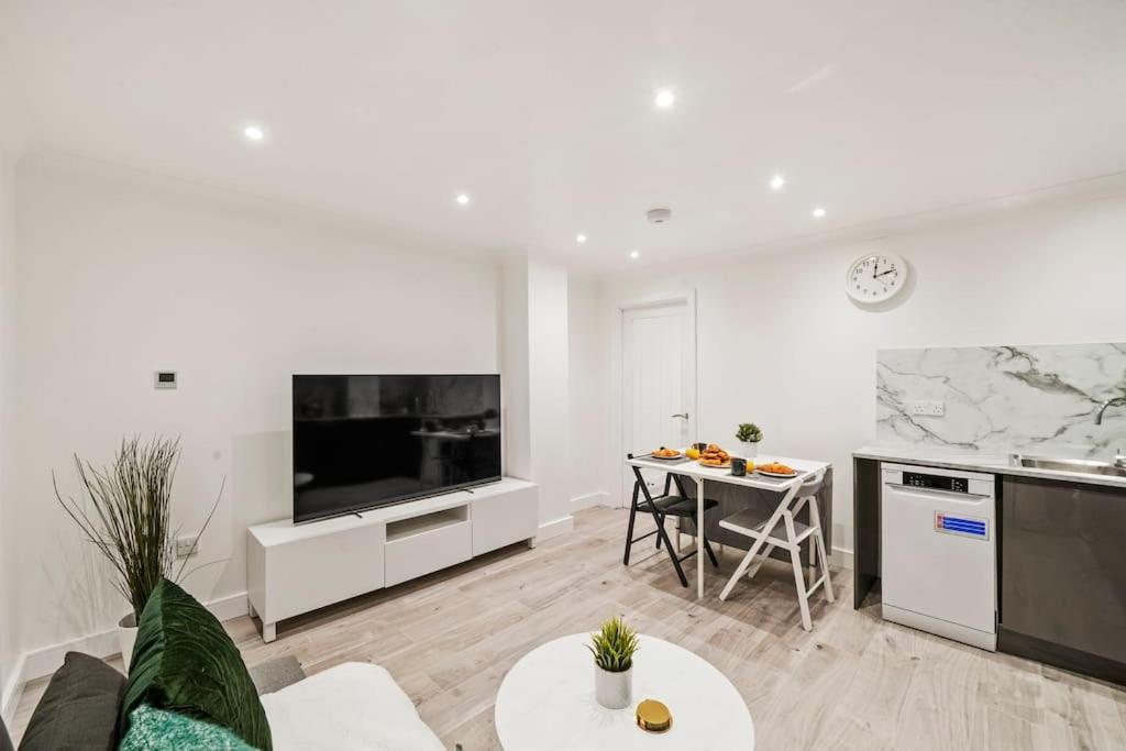 Апартаменты Modern 2 Bedroom In The Heart Of