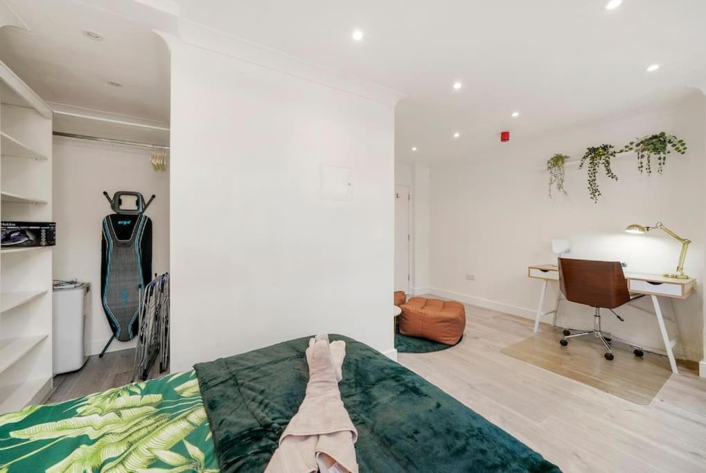 Апартаменты Modern 2 Bedroom In The Heart Of